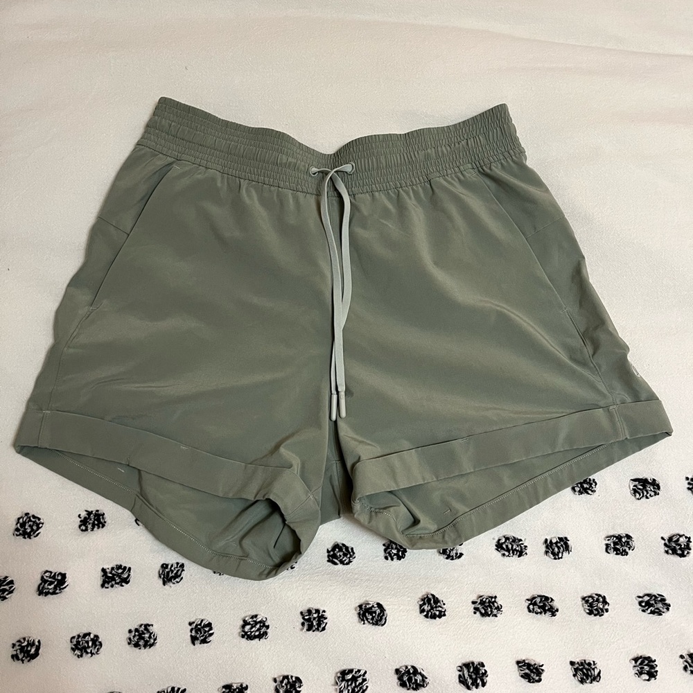 Lululemon Spring Break Away Shorts - Size 6